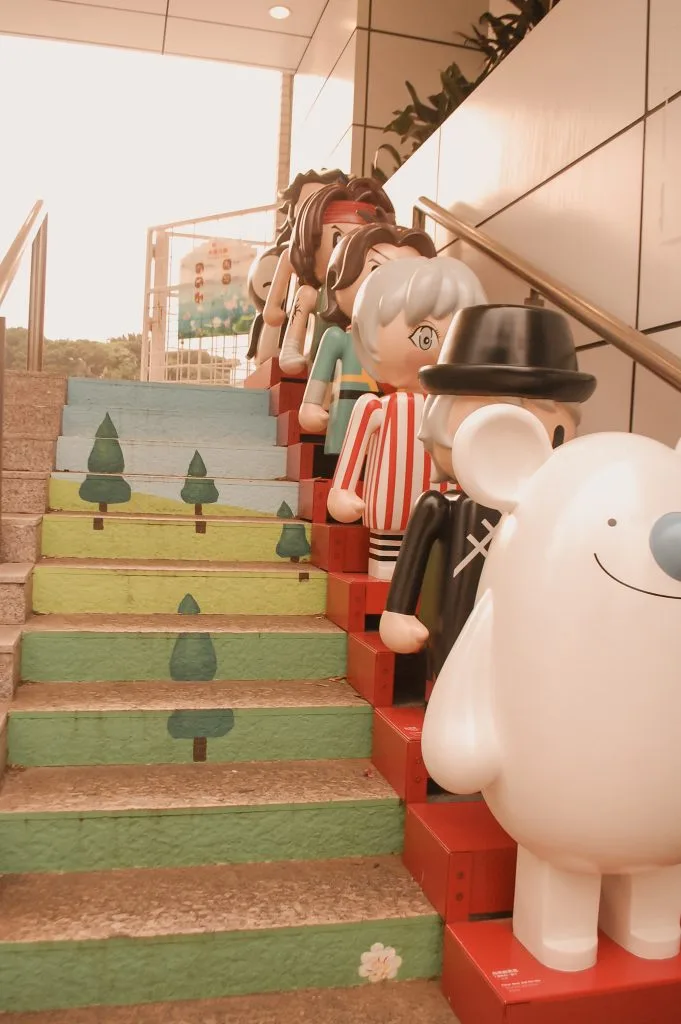 ALT="tsim tsa tsui hongkong and the comic characters"
