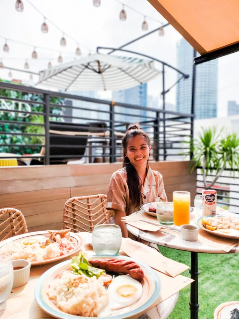 have breakfast at unwnd lux hostel