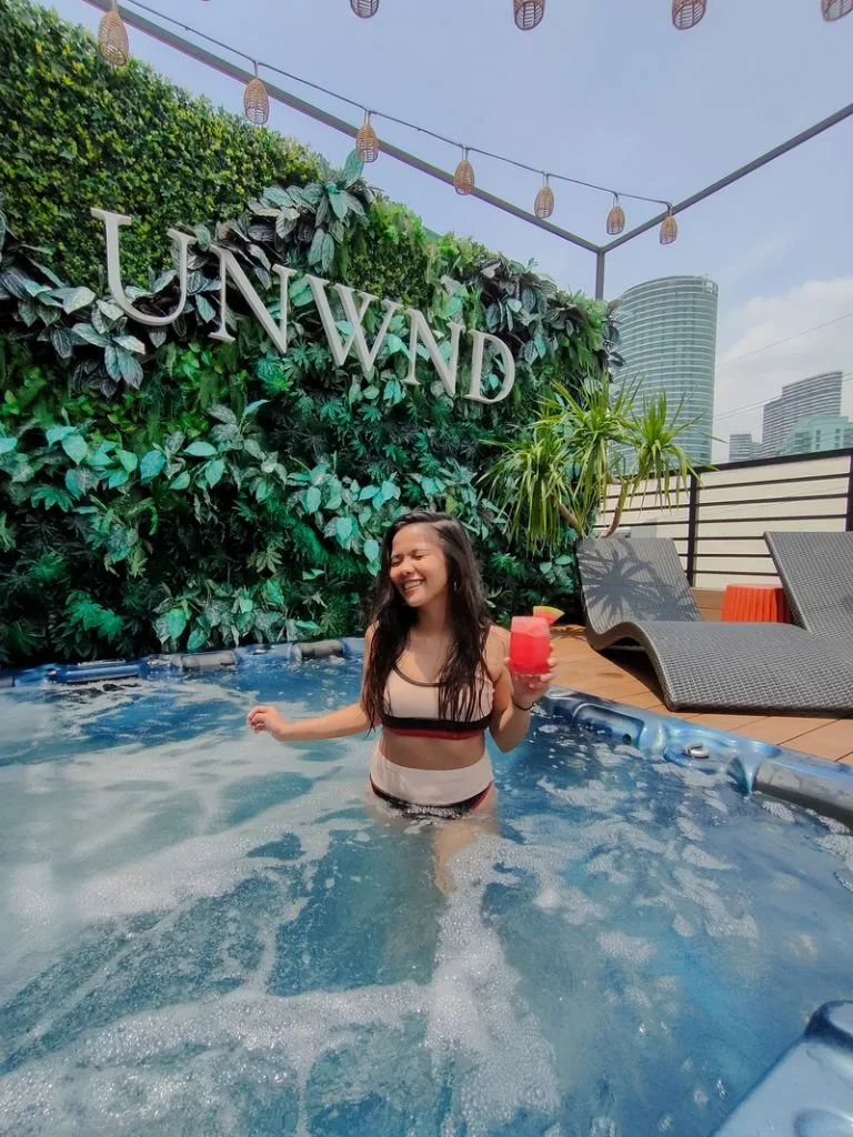 jacuzzi unwnd lux hostel in makati