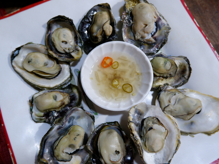 fresh oyster with vinegar