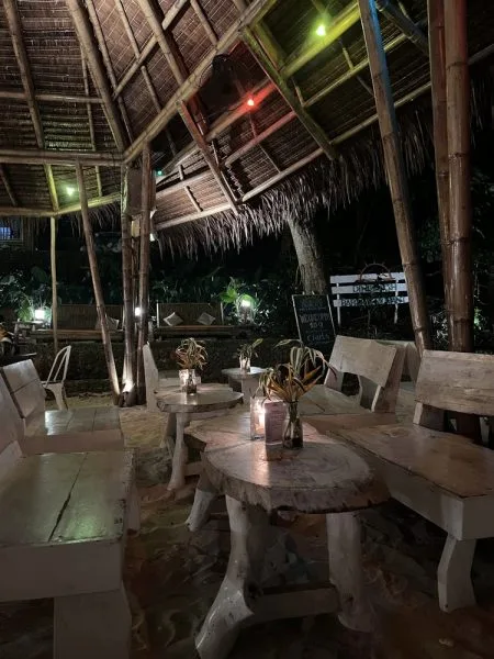 the vibe at dinibeach bar boracay